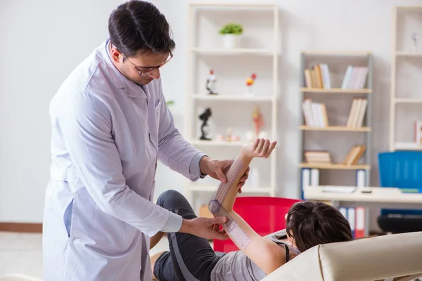 Doctor checking patients joint flexibility — Stock Photo, Image
