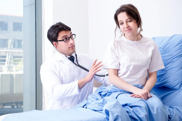 Hastanedeki hastayı ziyaret eden doktor.