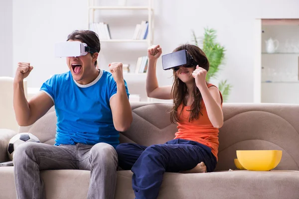 Homem assistindo futebol em óculos realidade virtual vr — Fotografia de Stock