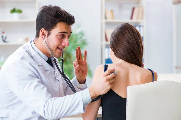 Arts controleren patiënt met stethoscoop — Stockfoto