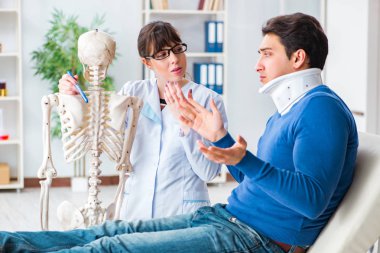 Doktor boynu yaralanan hastaya durumu açıklıyor.