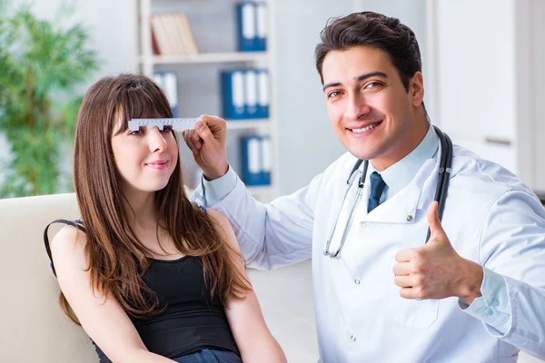 Augenarzt untersucht Patientin in Augenklinik — Stockfoto