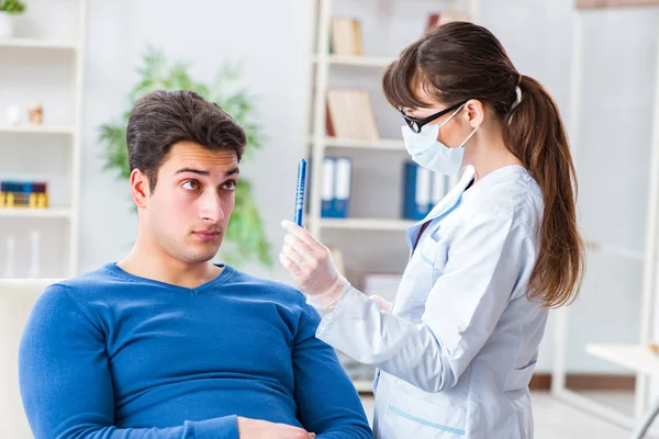 Médico revisando paciente en concepto de primeros auxilios —  Fotos de Stock