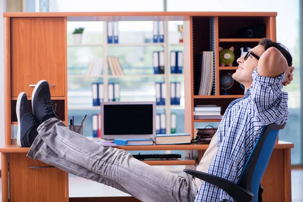 Estudante estudando em casa se preparando para o exame — Fotografia de Stock