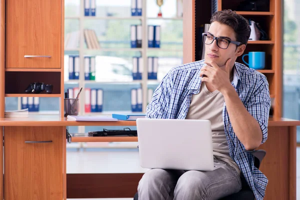 Étudiant étudiant à domicile se préparant à l'examen — Photo