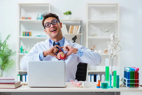 Grappige dokter heeft plezier in ziekenhuis lab — Stockfoto