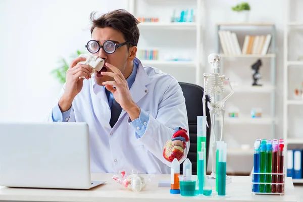 Divertente medico divertirsi in laboratorio ospedaliero — Foto Stock