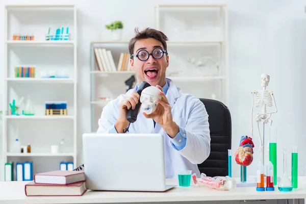 Divertente medico divertirsi in laboratorio ospedaliero — Foto Stock