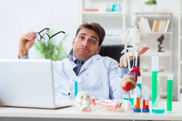 Doctor divertido divirtiéndose en el laboratorio del hospital — Foto de Stock