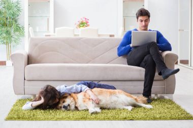 Köpek tüyüne alerjisi olan bir adam.