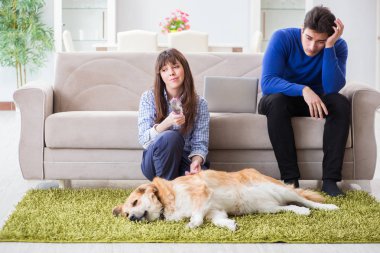 Köpek tüyüne alerjisi olan bir adam.