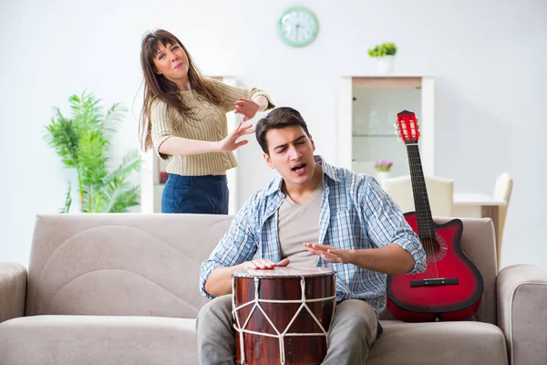 Jonge familie die thuis muziek zingt en speelt — Stockfoto