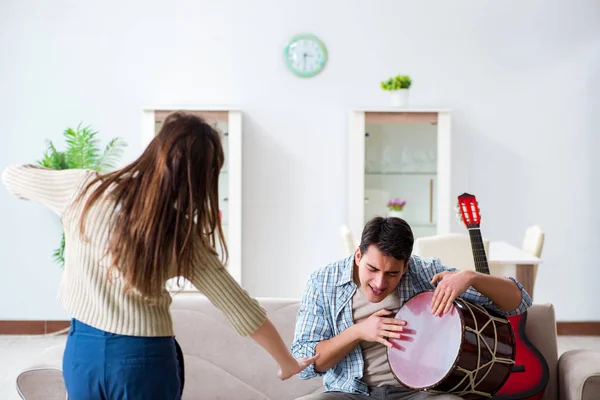 Jonge familie die thuis muziek zingt en speelt — Stockfoto