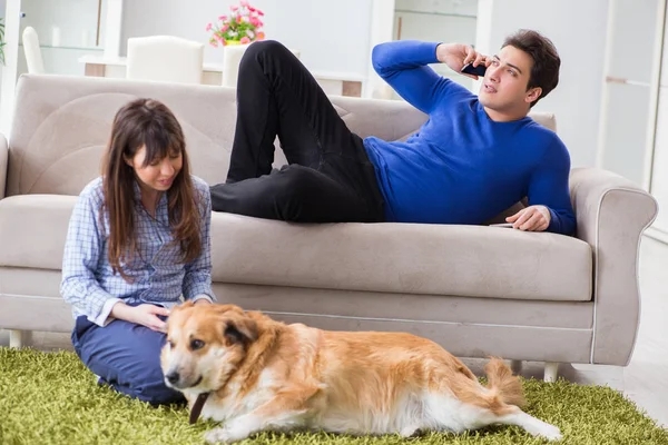 Familia feliz con perro golden retriever —  Fotos de Stock