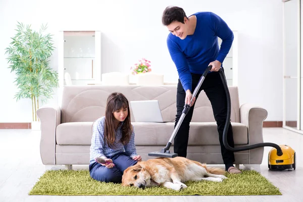 Suami membersihkan rumah dari bulu anjing — Stok Foto