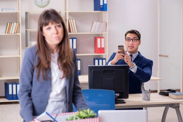 Persona despedida de su trabajo —  Fotos de Stock