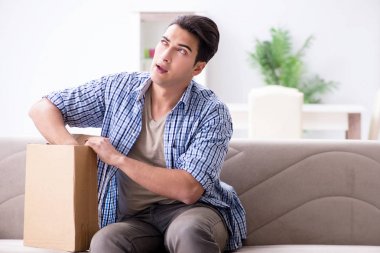 Paketi evde alan adam