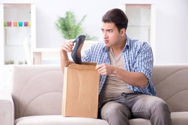 Kadın ayakkabılı yanlış paket alan adam.