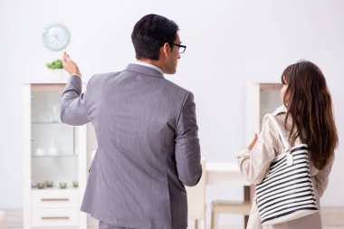 Emlakçı müşteriye yeni bir daire gösteriyor