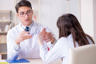 Doktor hastaların eklem esnekliğini gonimetreyle kontrol ediyor.