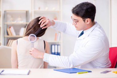 Doktor hastaların eklem esnekliğini gonimetreyle kontrol ediyor.