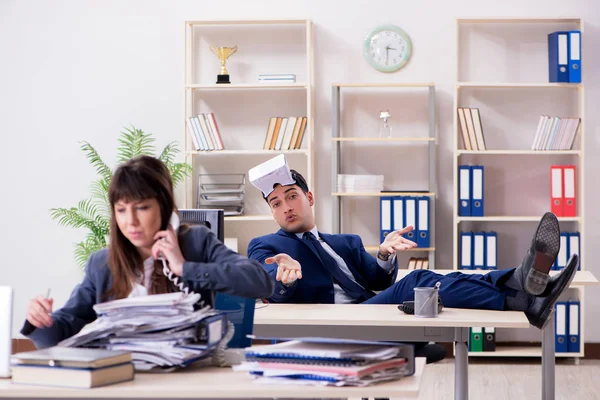 Employee with virtual reality glasses in office — Stock Photo, Image