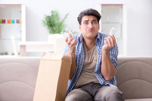 Hombre recibiendo paquete equivocado con gafas —  Fotos de Stock