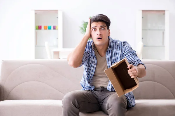 Hombre recibiendo paquete vacío con bienes robados — Foto de Stock