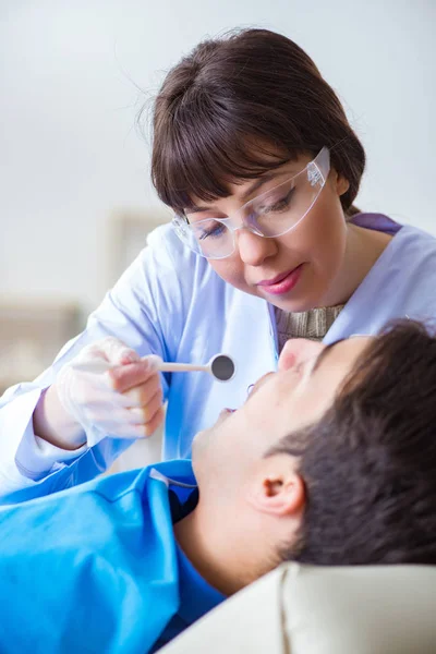 Médico dentista mujer con paciente masculino en el hospital — Foto de Stock