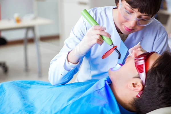 Femme dentiste médecin avec patient masculin à l'hôpital — Photo