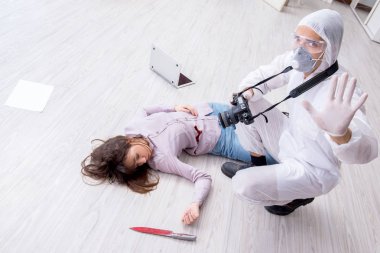 Olay yerindeki adli tıp araştırmacısı kadın mur.