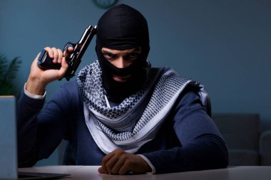 Bilgisayarda silahlı bir terörist hırsız çalışıyor.