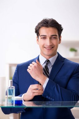 Adam banyoda çalışmak için giyiniyor.