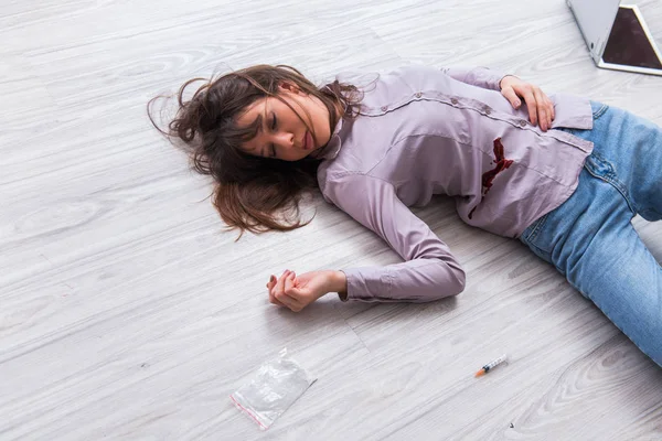 Död kvinna på golvet efter att ha begått självmord — Stockfoto