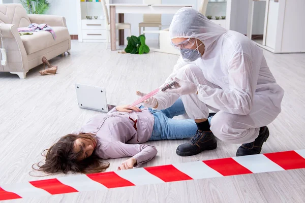 Investigadora forense en la escena del crimen investigando a una mujer mur — Foto de Stock