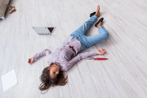자살을 시작 한 후 사망 한 여자가 바닥에 쓰러져 있다 — 스톡 사진