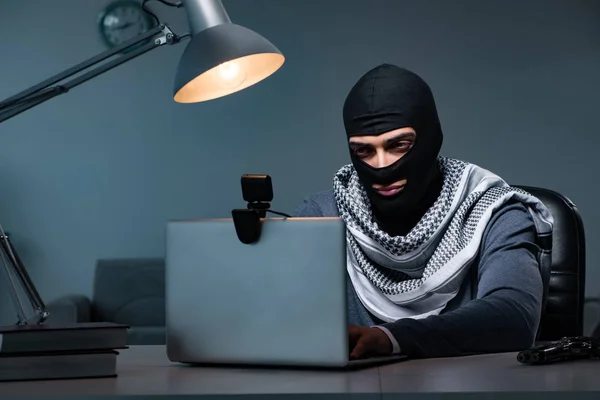 Hacker na sobě balaklava maska hacking počítač — Stock fotografie