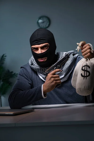 Ladrão terrorista com arma pedindo resgate de dinheiro — Fotografia de Stock