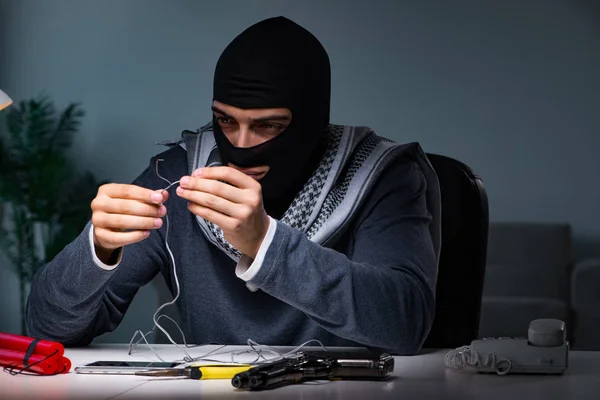 Bombardero terrorista preparando bomba de dinamita — Foto de Stock