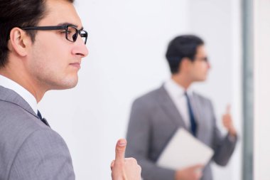 Politikacı aynanın önünde konuşmayı planlıyor.