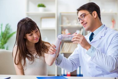 Doktor hastaların eklem esnekliğini gonimetreyle kontrol ediyor.