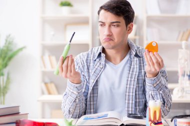 Tıp öğrencileri sınıfta diş hekimliği öğreniyor.