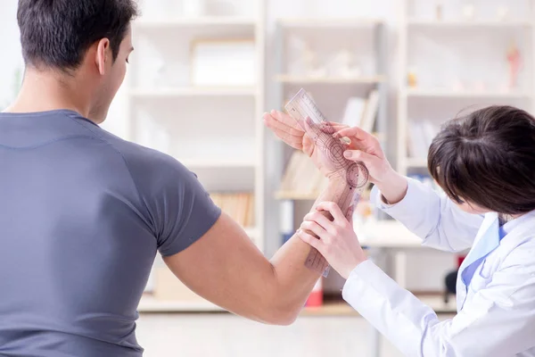 Médico revisando pacientes flexibilidad articular con gonímetro —  Fotos de Stock