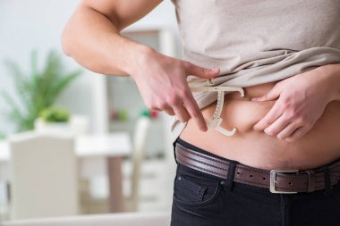 Vücut yağlarını kalibre ile ölçen adam.