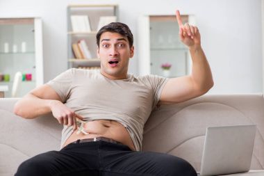 Vücut yağlarını kalibre ile ölçen adam.