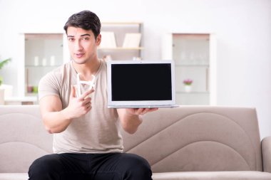 Vücut yağlarını kalibre ile ölçen adam.