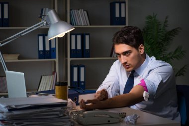 Çalışan, fazla mesai sonrası stresi uyuşturucudan alıyor.
