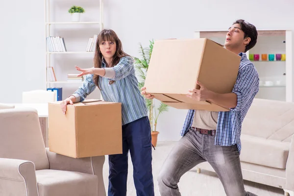 Молода сім'я переїжджає в нову квартиру після виплати іпотеки — стокове фото