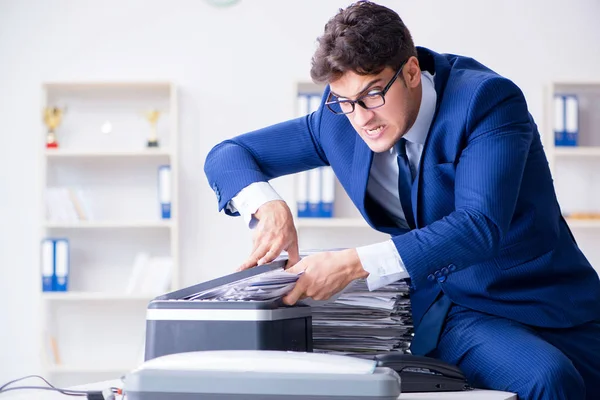 Empresario haciendo copias en copiadora — Foto de Stock