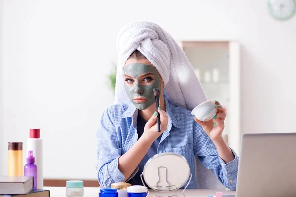 Skönhetsbloggare tillämpa mask och inlägg på internet blogg — Stockfoto